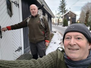 Vidar Ekstrøm og Carl-Erik Christoffersen besiktiger de gamle bygninger på Ravnsborg.