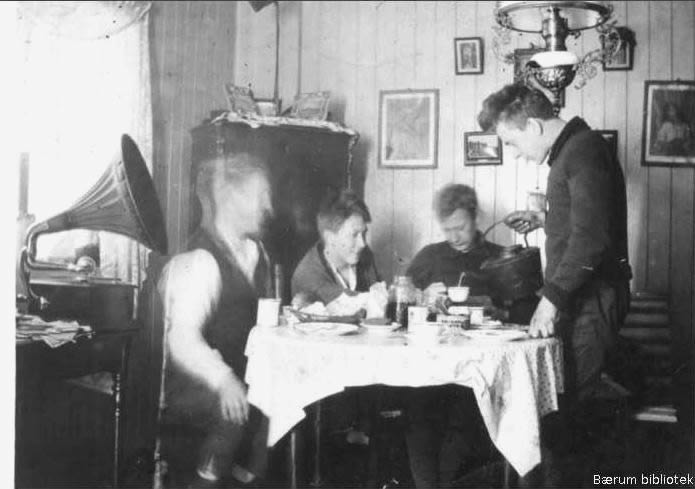 Inne i hytta 1940 (?). Til venstre ser vi Amund Myhre og Harry Nilson. Rolf Gerhardsen skjenker opp kaffe til broren Einar. Kilde: Bærum bibliotek