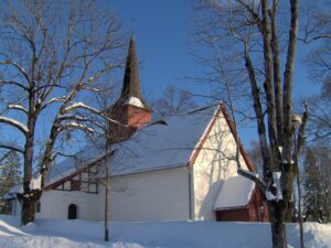 Tanum middelalderkirke vinterkledd. (Foto: Øyvind Sæther.)