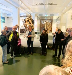 Hans Arne Nakrem orienterer om den geologiske en av museet med mineralutsillingen.